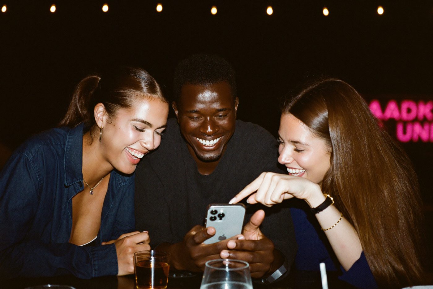 Amigos combinando o rolê pelo celular